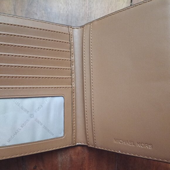 New Michael Kors Signature Logo Passport/Card Wallet - Picture 3 of 3